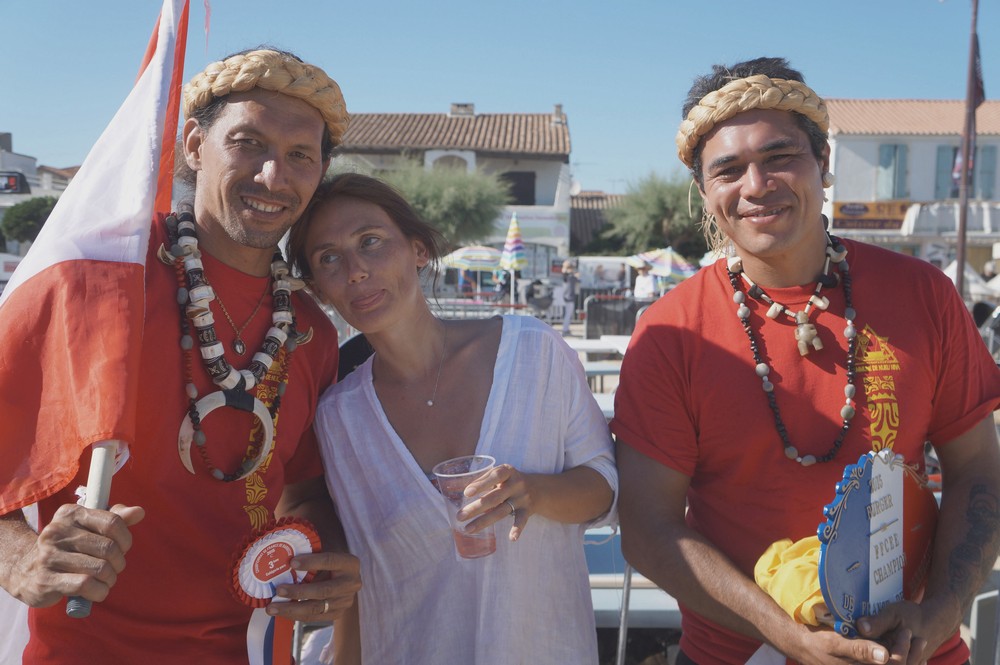 L'équipe-de-Kaupenui-a-remporté-le-prix-du-public.-Au-milieu,-une-femme-bourrée-est-venue-s'incruster-sur-la-photo.