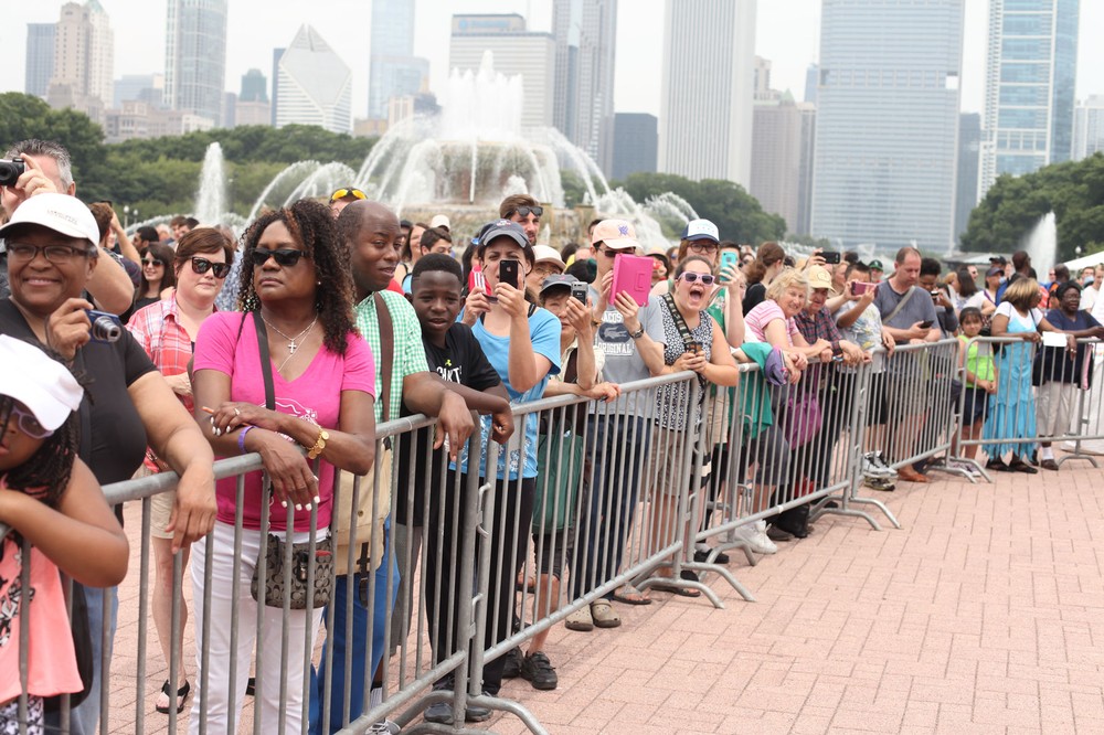 People-waiting-for-cheesecake