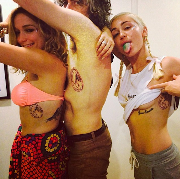 Неудержимая Amia Miley получает сперму на груди в конце первоклассной долбёжки