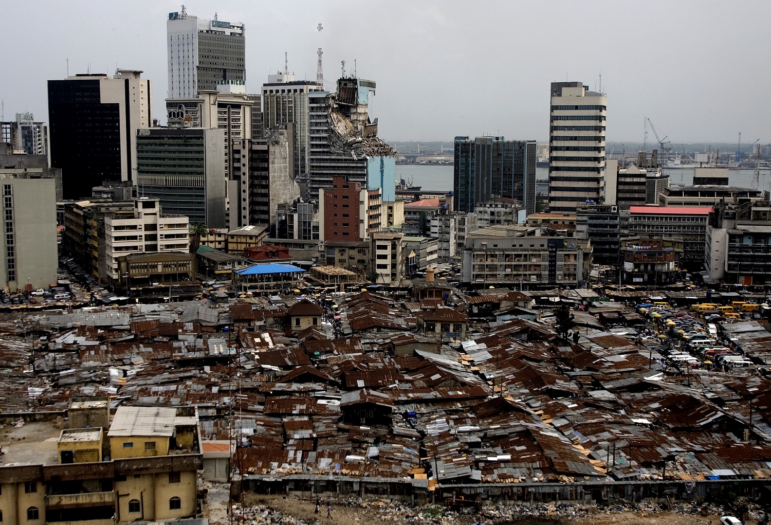Un artiste nigérian photographie Lagos tandis qu’elle sombre sous les