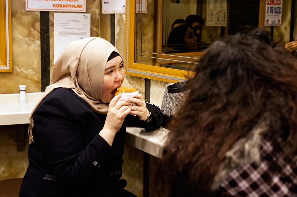 A-Cılgın-customer-enjoying-an-islak-burger