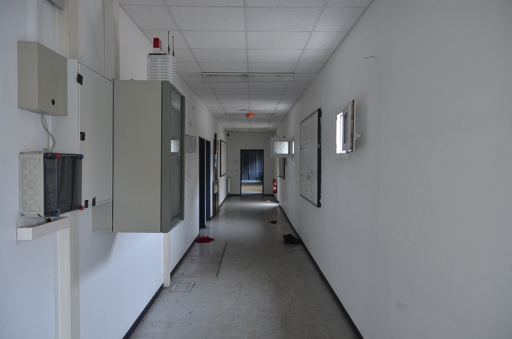 The hallway just outside the guy´s room