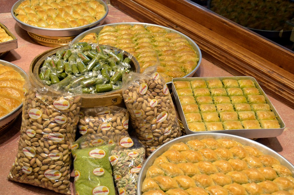 Wide assortment of baklava in Elmacı Pazarı Güllüoğlu Baklava