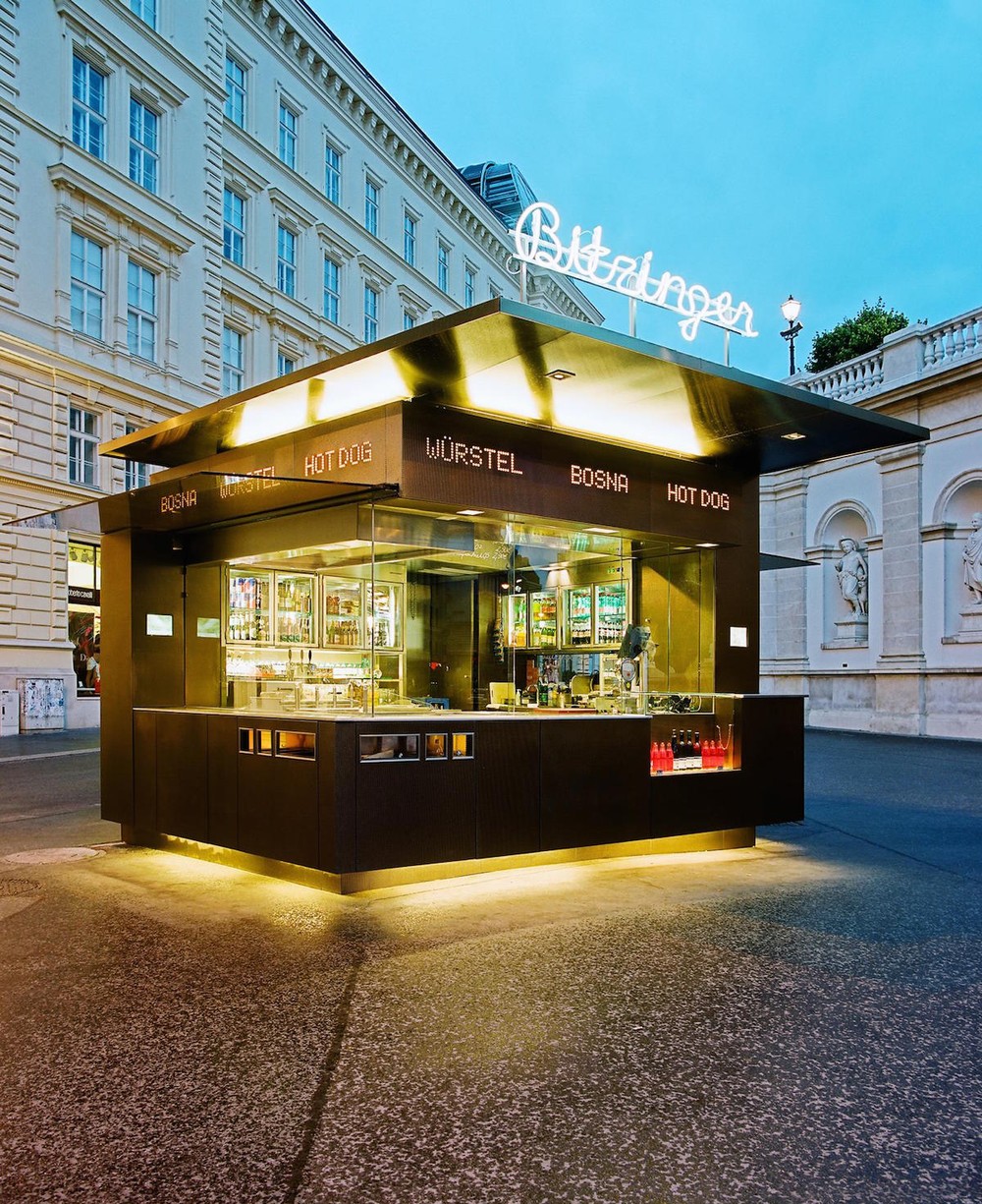 Der Würtselstand Bitzinger in Wien, wo man Eitrige und ein 16er Blech bekommt