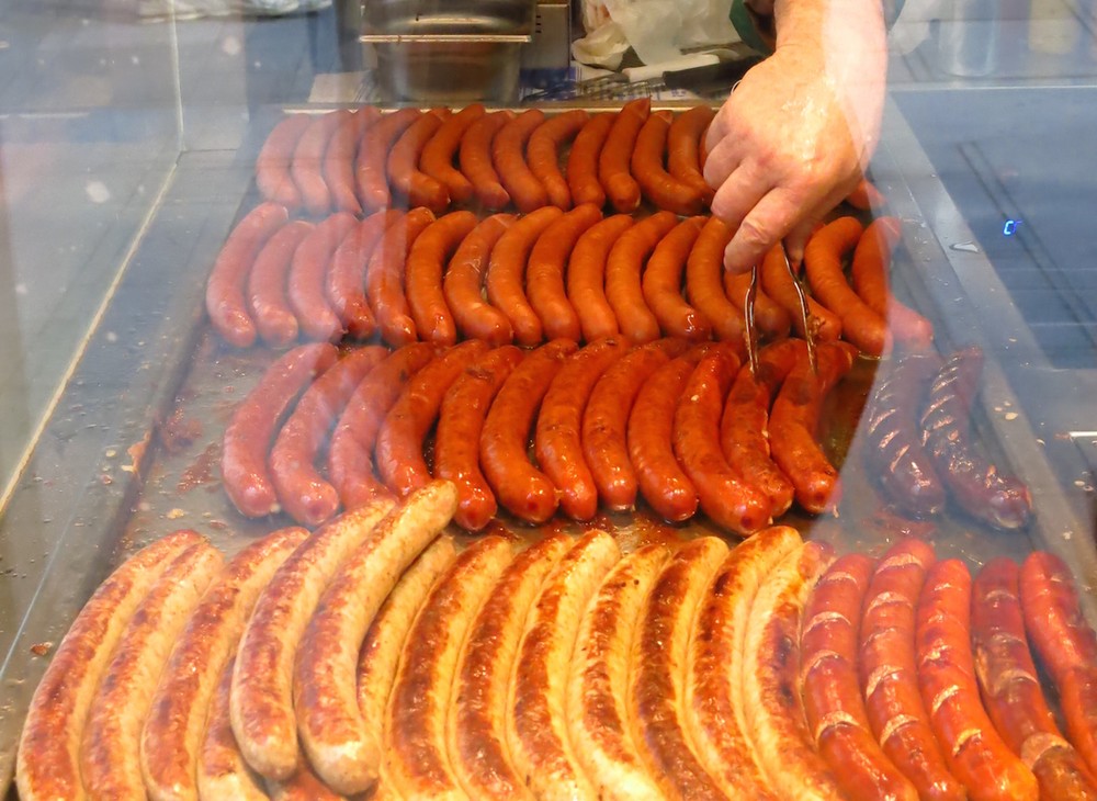 Käsekrainer und andere Würstel in einem Wiener Würstelstand