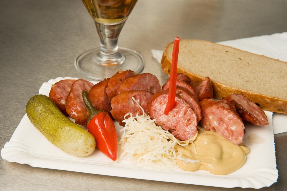 Käsekrainer mit Pfefferoni und anderen Beilagen, auch als Eitrige mit Oaschpfeiferl bezeichnet