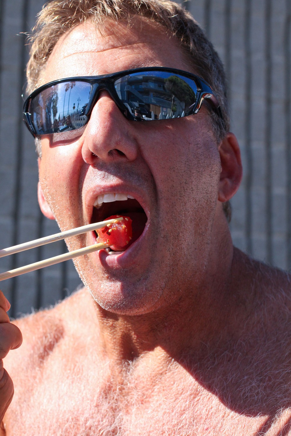 muscle-beach-man-eating-poke