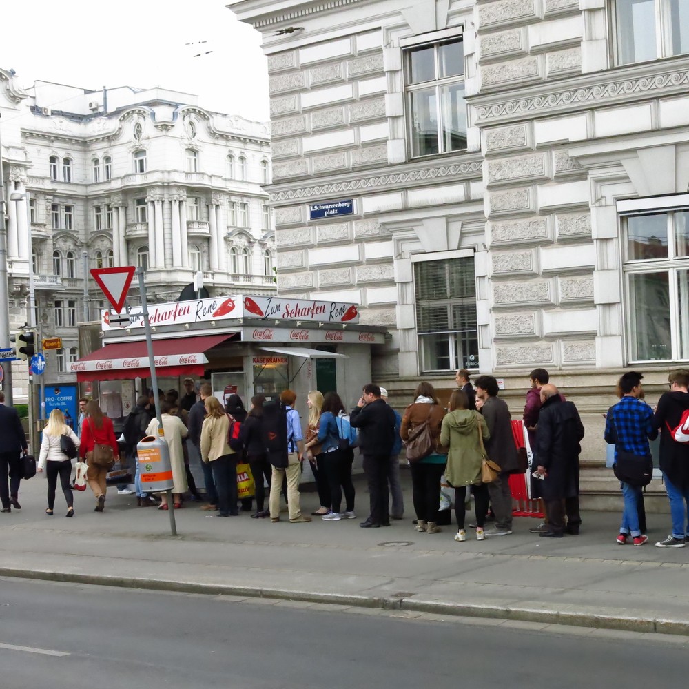 Lange Schlange vor dem Wiener Würstelstand