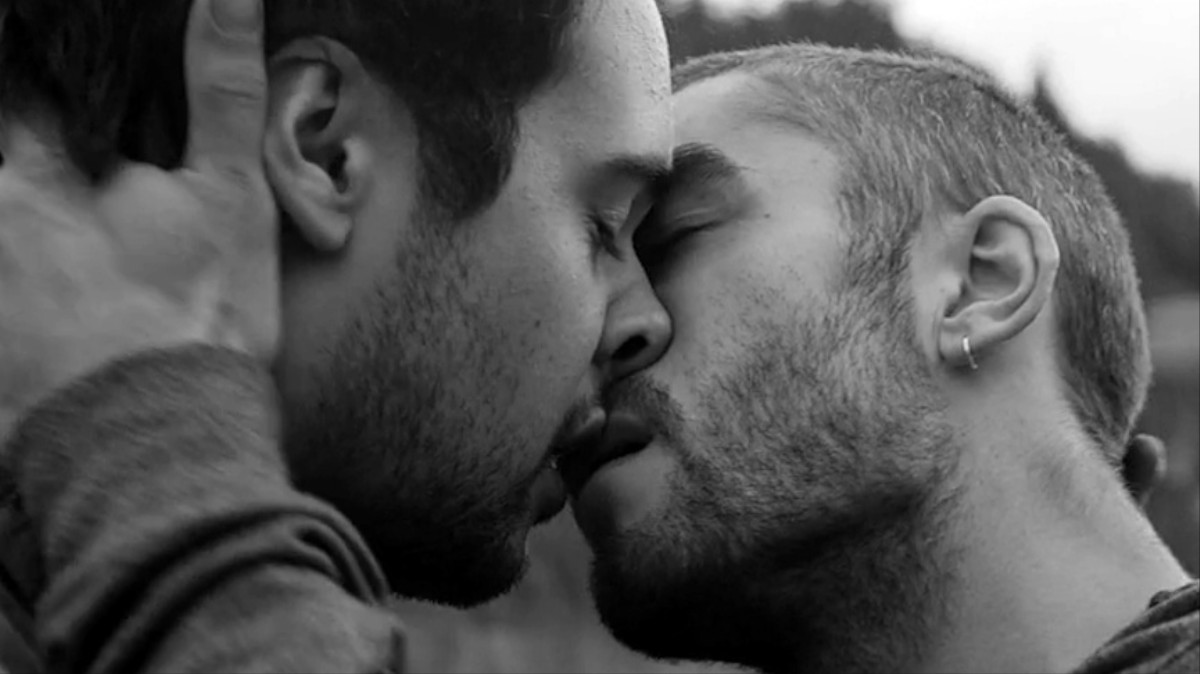 целовать парня гей фото 2