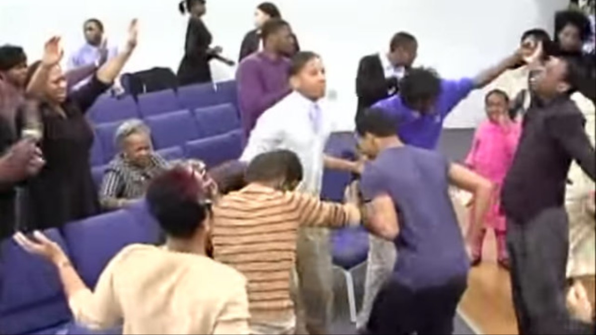Delirio y santidad: Videos de gente bailando en las iglesias