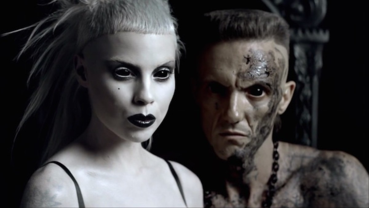 Die antwoord текст. Группа die antwoord. Йоланди Фиссер.