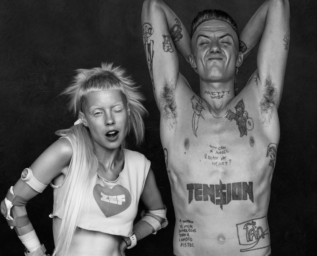 Donker Mag: Die Antwoord se te trepa al oído, te malluga el seso y te  despide con un besito en la hooha