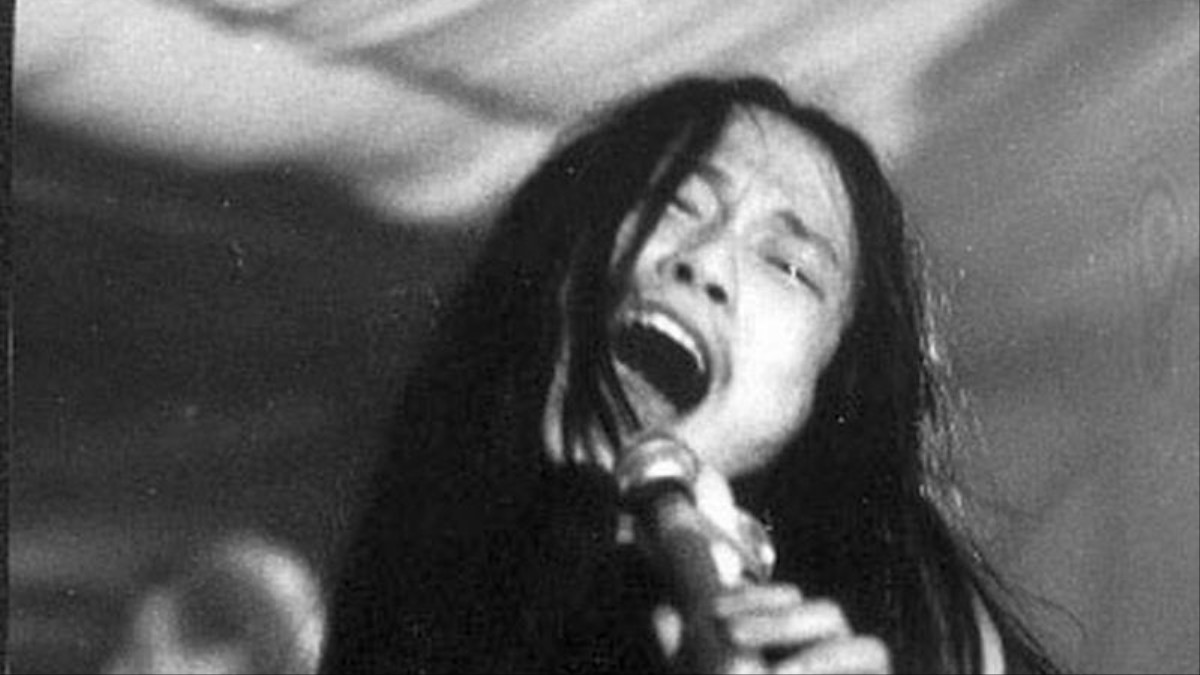 Damo suzuki. Damo Suzuki Dunkelziffer. Дамо Судзуки в молодости. Дамо Судзуки в молодости на концерте.