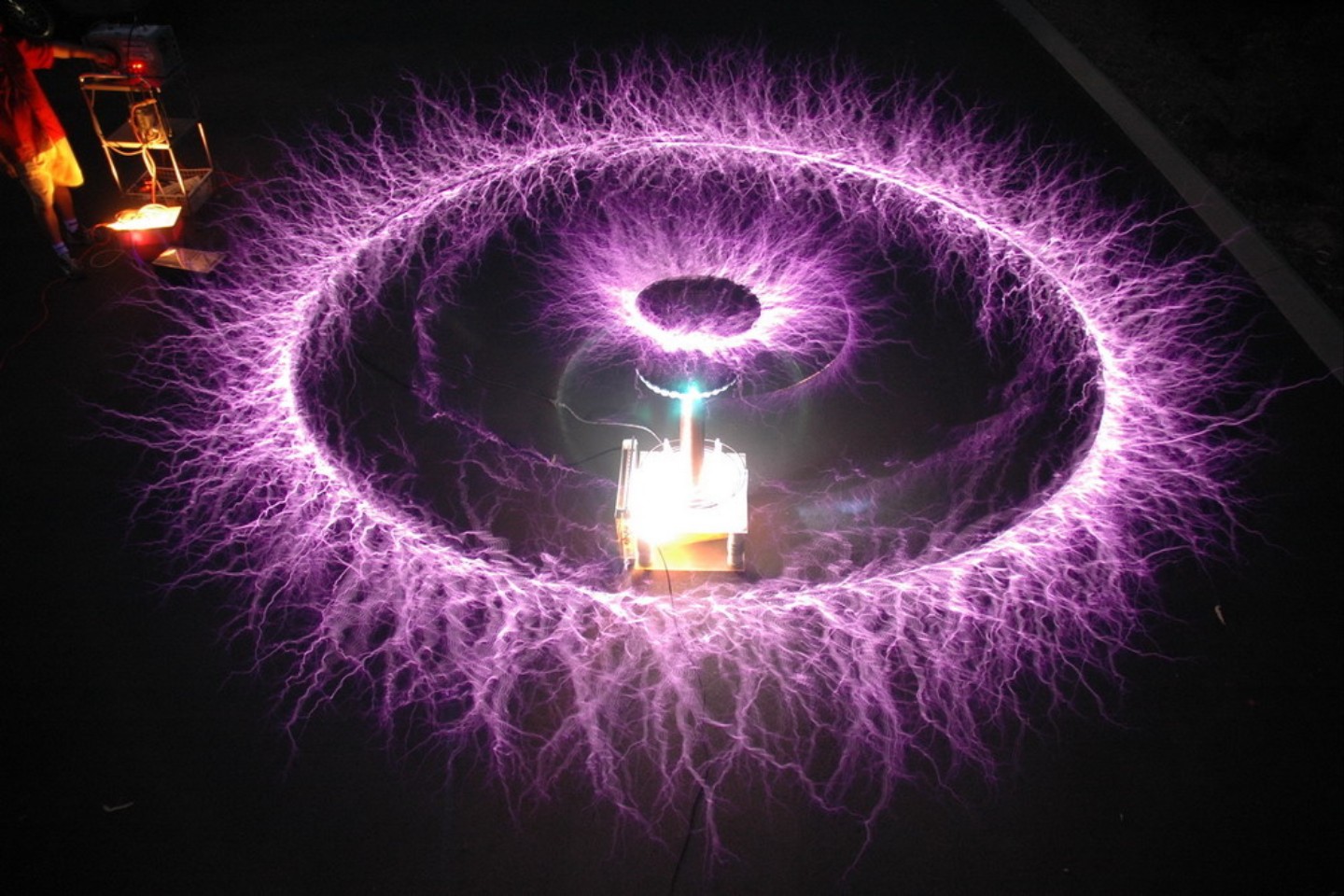 Meet the World's Most Dangerous Instrument: The Tesla Coil - Noisey