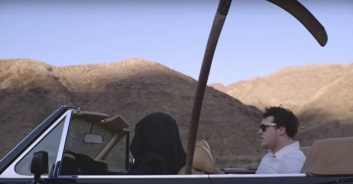 Uma road trip no deserto com a Morte: Veja o clipe de "Night Owl", do Metronomy