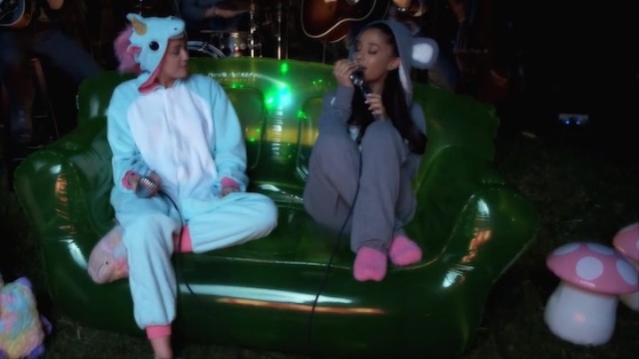 Veja Miley Cyrus e Ariana Grande Cantando "Don't Dream It's Over" e Usando Fantasias de Bichinhos
