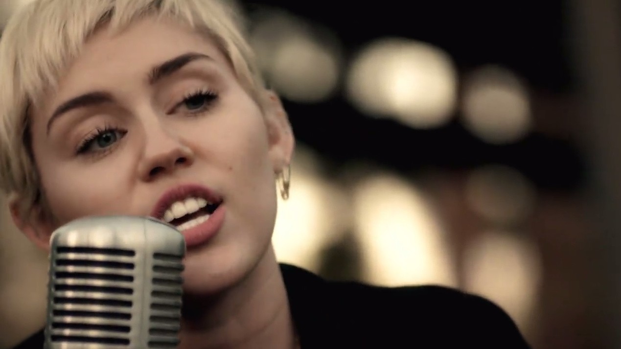 Watch Miley Cyrus Cover Two Songs In A Backyard Session With