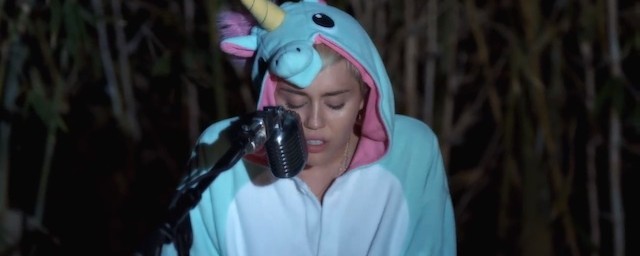 Miley Cyrus Recorded A Tribute Song For Her Dead Pet Blowfish And It S A Heartbreaking Meditation On Mortality Miley Cyrus Recorded A Tribute Song For Her Dead Pet Blowfish And It S A Heartbreaking Meditation On Mortality