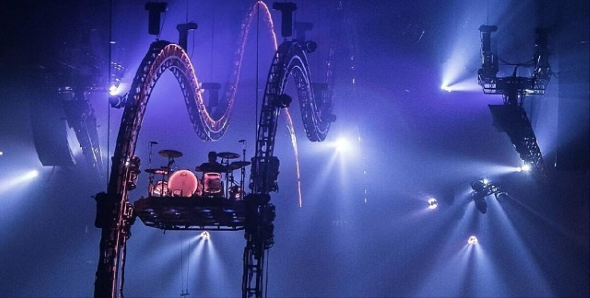 Watch Tommy Lee Get Stuck Upside Down in His Flying Drum Coaster at Mötley  Crüe's Last-Ever Show