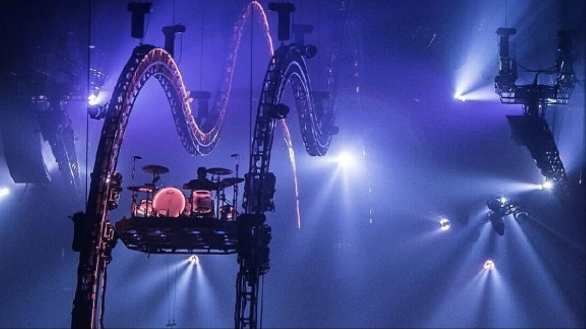 Watch Tommy Lee Get Stuck Upside Down in His Flying Drum Coaster at Mötley  Crüe's Last-Ever Show