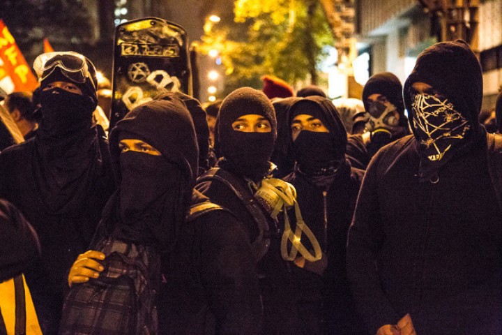 Los anarquistas de Río se manifestaron en apoyo a sus profesores