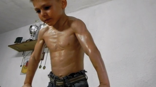 Le Roumain Muscle De 9 Ans Et Son Pere En Colere