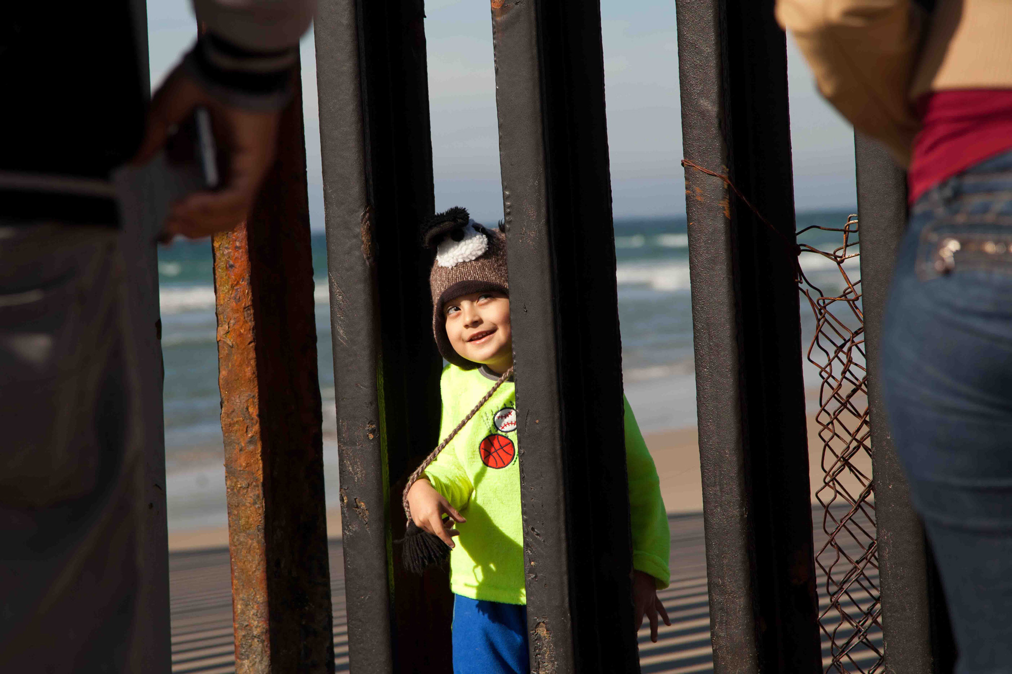 Photos Of Kids Playfully Crossing The US-Mexico Border - VICE