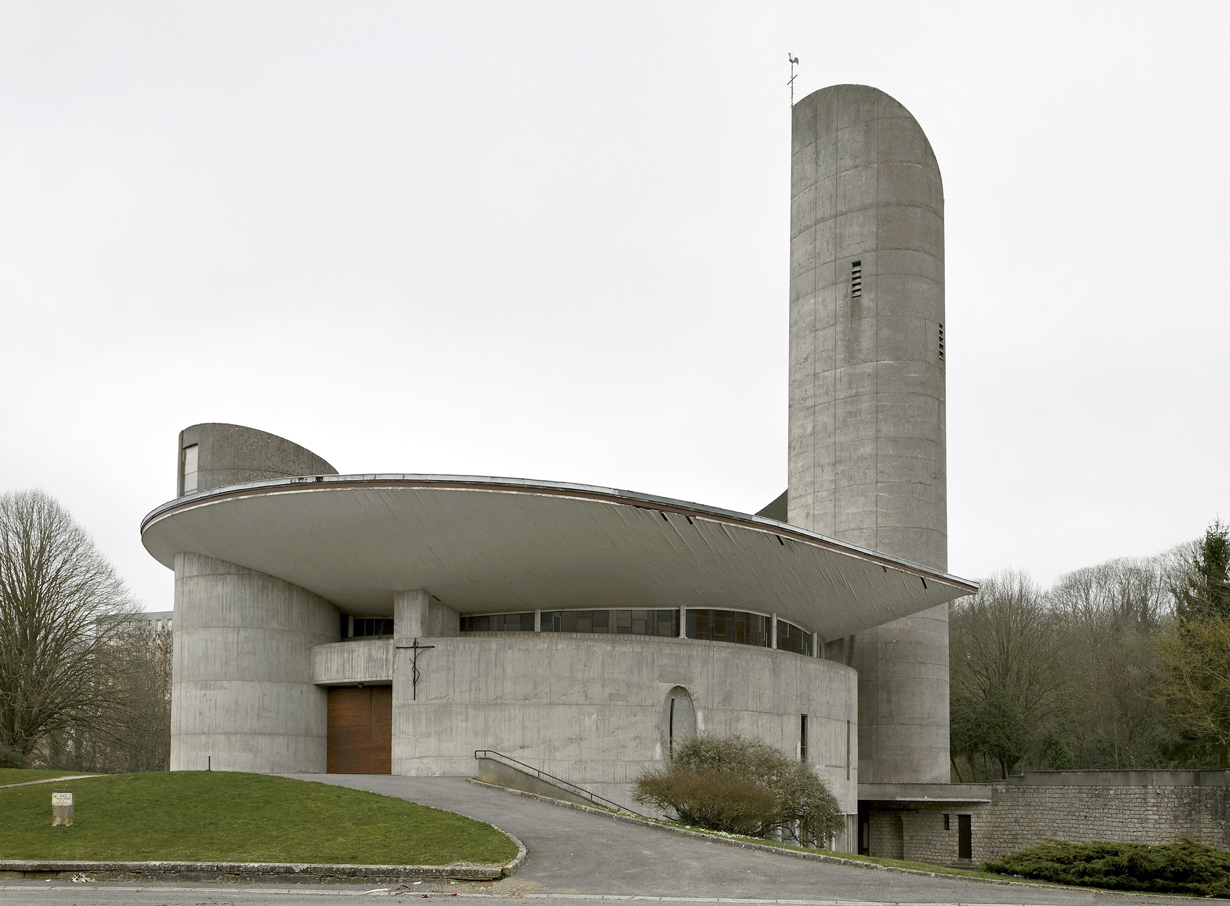 Un nouvelle église bretonne, la première du XXI° s. : En forme de dépôt industriel de béton Eglises-modernistes-lorraine-eric-tabuchi-body-image-1479812928