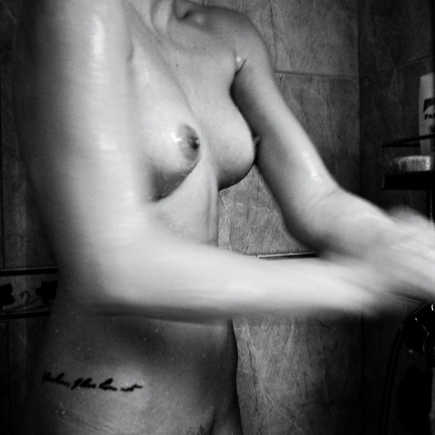 fotografie nud femei romania cristian crisbasan dus