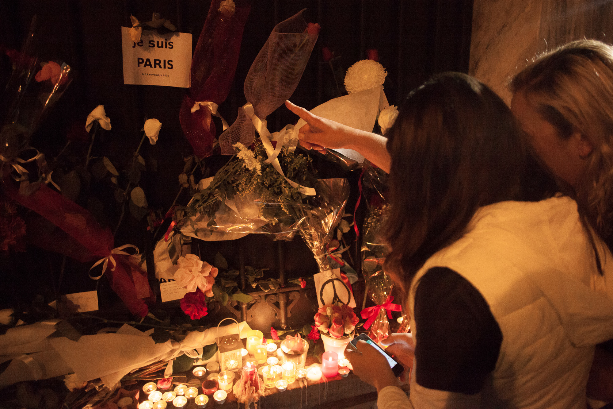 athens-siopili-diamartyria-paris-attacks-325-1447579685