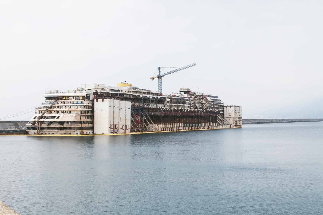 diese-fotos-vom-wrack-der-costa-concordia-sind-fast-unerlaubt-schoen-129-733-1453137070