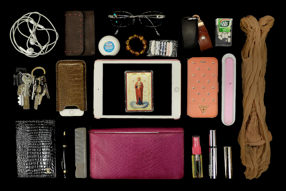 19 Things All Women Should Have in Their Purse on the Daily